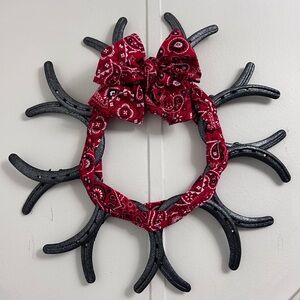 Horseshoe wreath